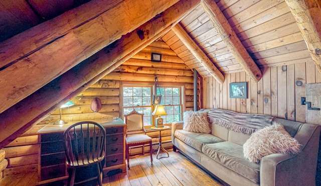 Idyllic dog-friendly cabin with mountain view, lovely deck & firepit