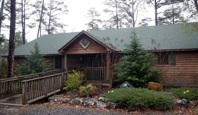 Idyllic Lakefront Log Cabin with Hot Tub and Boat Dock on Lake Ouachita Marina in Mount Ida, Arkansas