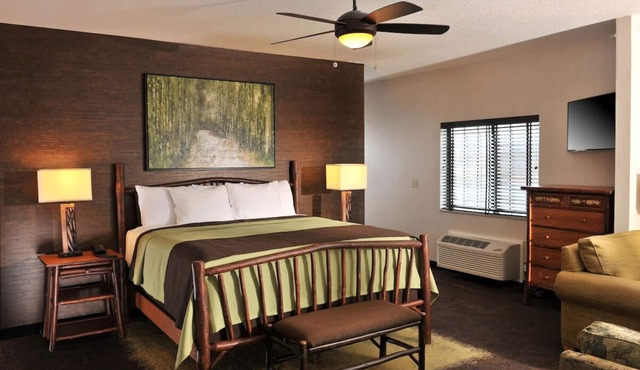 Independence Modern Lodge: Unique Decor, Free Breakfast, Lake View