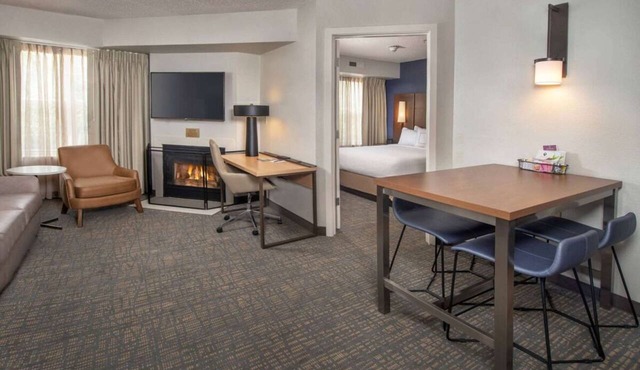 Indulge in Home Like Comfort! 3 Comfortable Units, w/Pool, Free Breakfast!