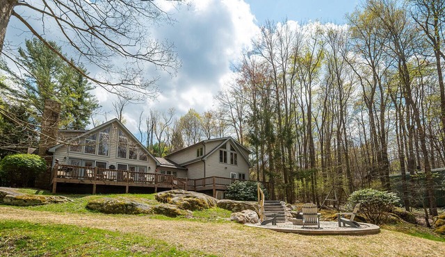 Innisfree | Spacious Chalet with Sunset Lake Views