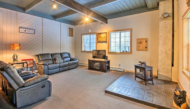 Inviting Countryside Home: 4 Mi to Long Lake!