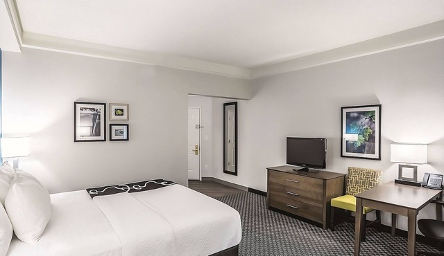 Inviting Room with Outdoor Pool and Complimentary Breakfast in Phoenix