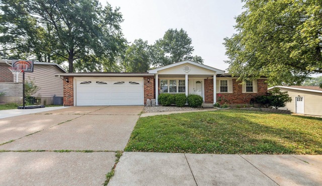 Inviting St Louis Home w/Deck Near Forest Park!