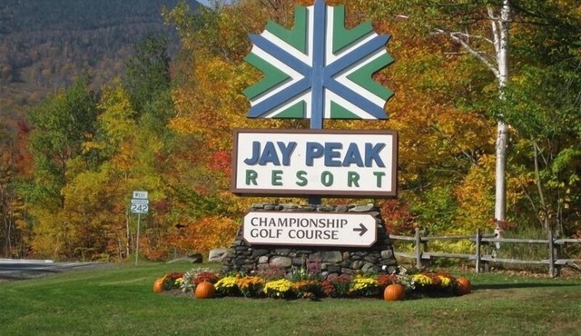 Jay Peak, Luxury 5 BR Ski-in Ski-Out with Hot tub