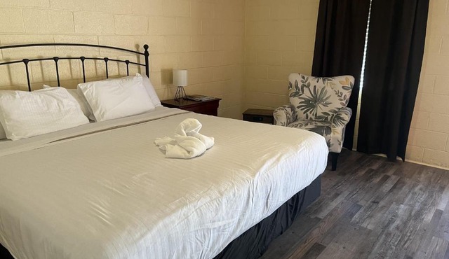 Joplin Inn King Guest Room