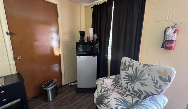 Joplin Inn King Guest Room