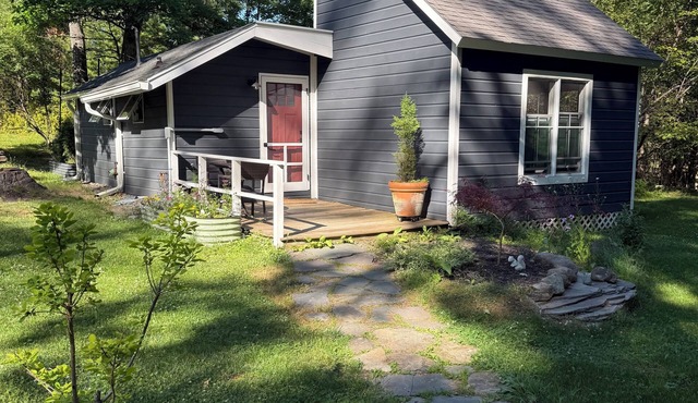 Junebug Cottage: peace, love and privacy a short walk to Woodstock village green