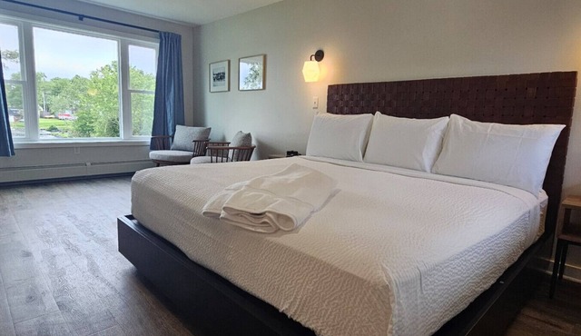 Juniper Motel-King Studio*RM2*Pet Friendly*Lakefront*ATV Access