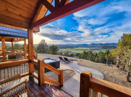 Juniper Mountain Retreat- Hot tub, Views, Between Zion and Bryce