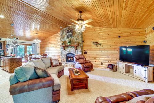 'Just a Cast Away' Cassville Cabin w/Covered Deck