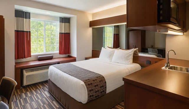 Just Minutes to Downtown: Relaxing Queen Suite Ideal for Couple Stay