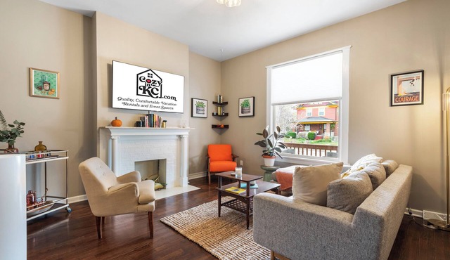 KC Explorer - Walkable 39th St. Bungalow + Parking!