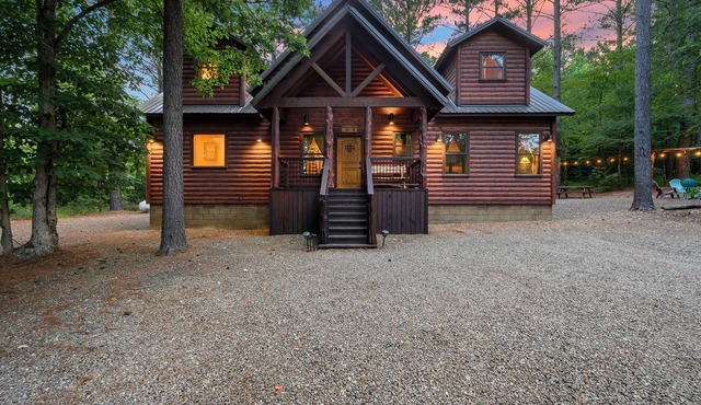 Kickapoo Pines is a large, luxurious 4 bedroom, 3 ½ bath cabin near Beavers Bend State Park, Broken Bow Lake, and all the fun activities in the Hochatown area. in Broken Bow