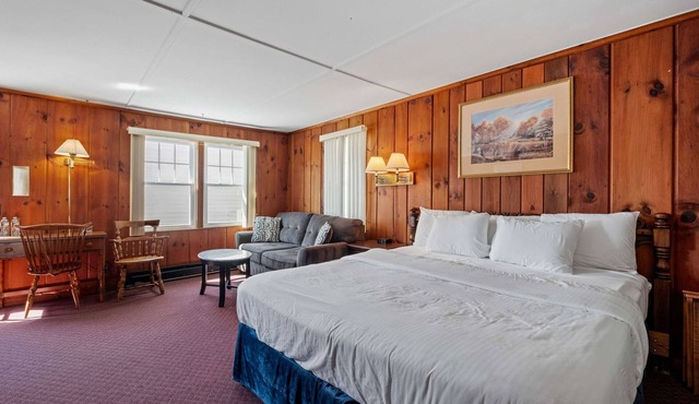 King Bed Comfort Walk to Main Street