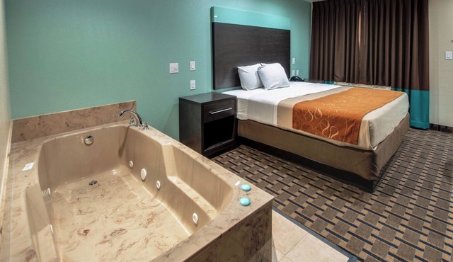 King Bed Hot Tub Non Smoking - Scottish Inns, In-Room Hot Tub, Near Highway