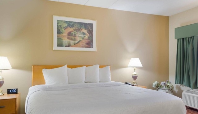 King Bed Suite Near Twin River Casino, w/Free Parking & Breakfast + Pool