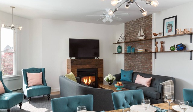 King BR, Open Concept, A/C, Wi-Fi, Parking, Fireplace, 2 blocks to Thames