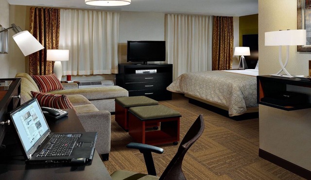 King Studio Only 5 Miles from Purdue University. Free Breakfast. Pool.
