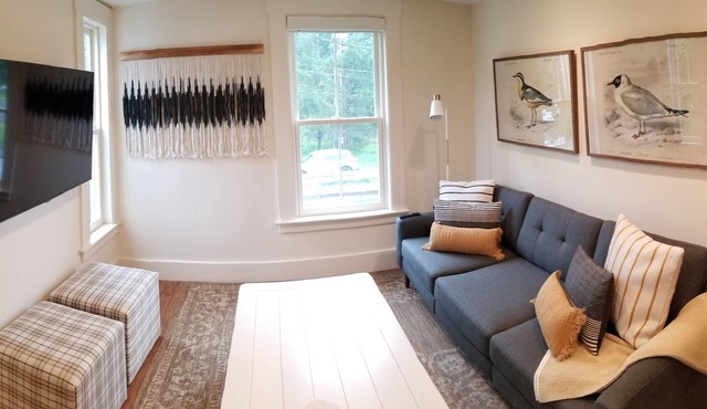 King Suite at Public House, food trucks & craft beer on site, walk to UNH & town