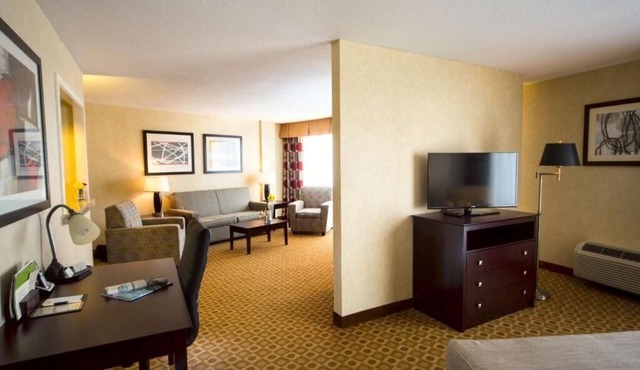 King Suite w/Sofabed Near Portland Dining, Shops & Airport Shuttle