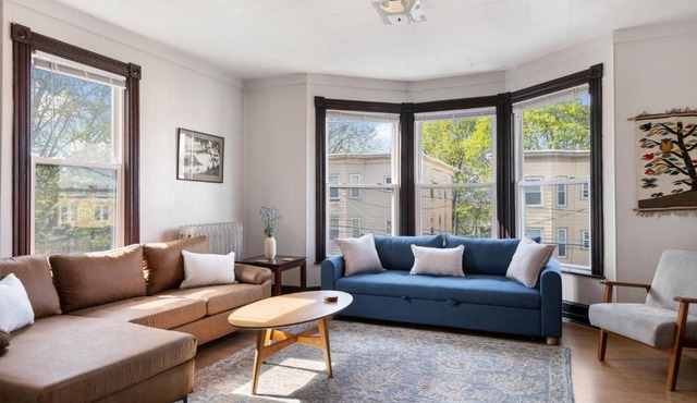 Knock on Wood - Airy Charm in Heart of Downtown