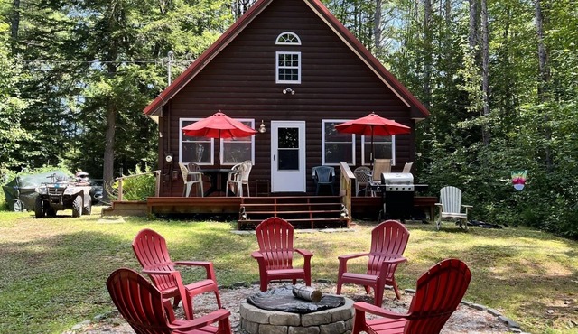 Knotty pine log cabin - boating, fishing, ATV trails and hiking!