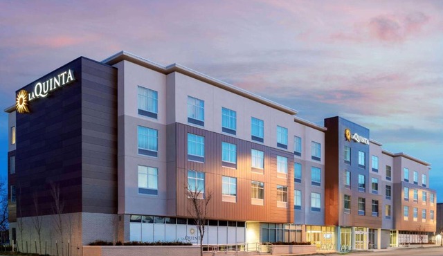 La Quinta Inn & Suites by Wyndham Kansas City Beacon Hill