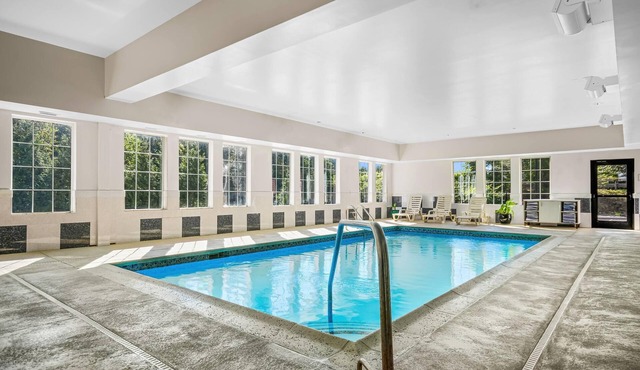 La Quinta Inn & Suites by Wyndham Stonington-Mystic Area