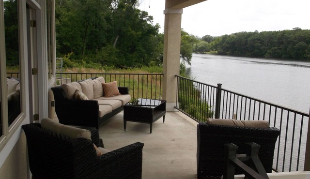 Lake Catherine Luxury Home, 3br,3bth, boat slip,3decks, lake views