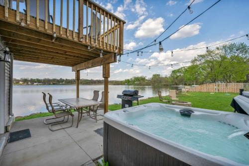 Lake Front Hot Tub Fire Pit Sleeps 10