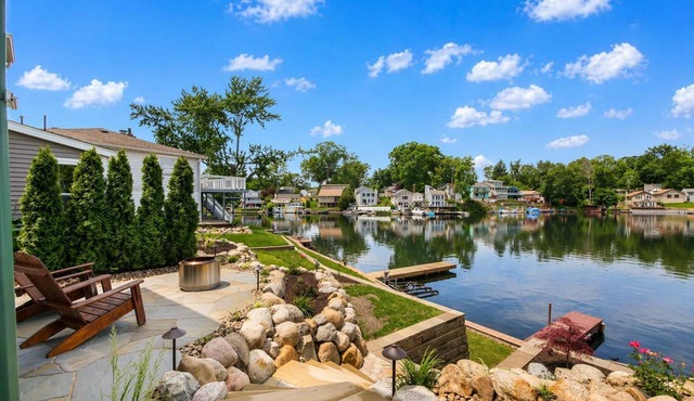 Lake Front - Kayaks - Huge Game Room - Sleeps 8