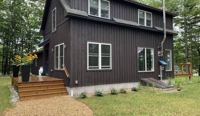 Lake House on private wooded lot abuts walking trail and near Mount Monadnock