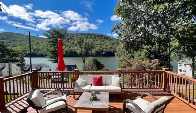 Lake Oasis with Firepit, Game room and Kayaks