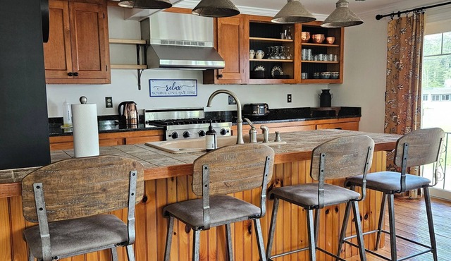 LAKE SIDE 4-Season home, 4-bdrm 2-bath, super clean, bright & cozy