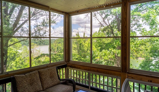 Lake Townhome - Walk to Lees' Ford Marina