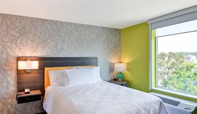 Lake View 1BR Suite w/Kitchen, Outdoor Pool, Breakfast & Free Parking