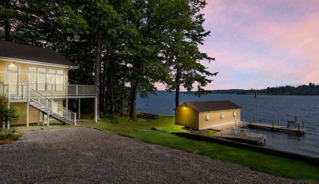 Lake Winni- Amazing waterfront oasis- beach, dock and more!