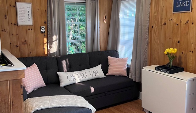 Lake Winnie Waterfront cottage w/sandy beach, short walk to best spots in town!