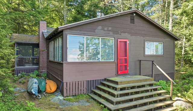 Lake Winnipesaukee Waterfront Cottage in Moultonborough