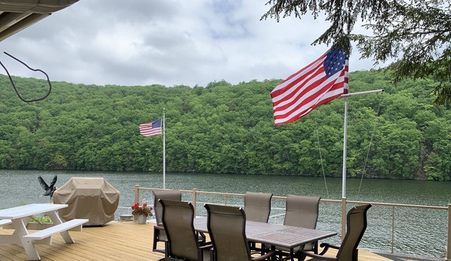 Lake Zoar cozy 2 Bedroom 1 Bath cottage