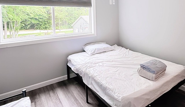 Lakefront 3-bedroom Duplex on Lake Winnisquam, docks, Beach, WiFi, AC. B2A
