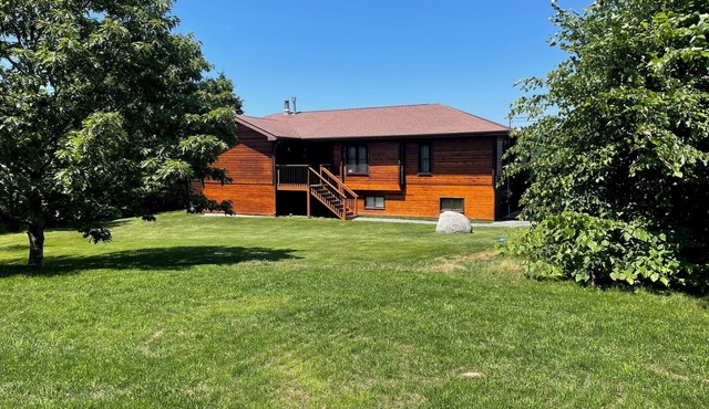 Lakefront home near Lawrencetown Beach with private sauna, hot tub and cold bath in Three Fathom Harbour