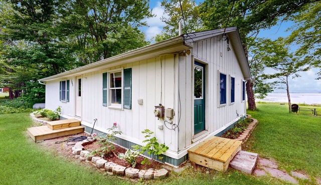 Lakefront cabin on North Pond with private beach