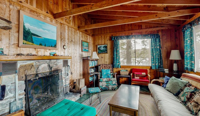 Lakefront cabin on Long Pond with wood fireplace, deck, lake views, books