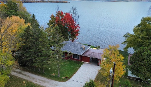 Lakefront Cottage: Amazing Mountain Views Directly on Lake Champlain