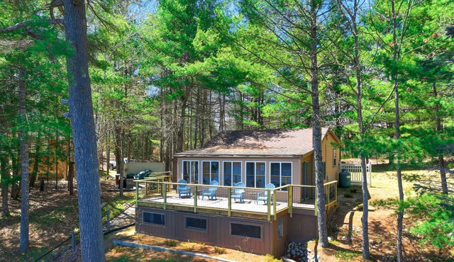 Lakefront cottage with dock, two kayaks & deck - dog-friendly