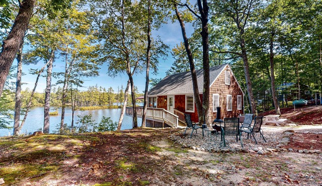 Lakefront cottage with deck, patio, firepit, AC & W/D - secluded location