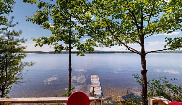 Lakefront dog friendly cottage w/a dock & beautiful sunset views