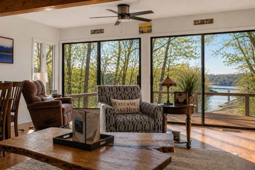 Lakefront Home Serene Views & Deck Near Mammoth Cave